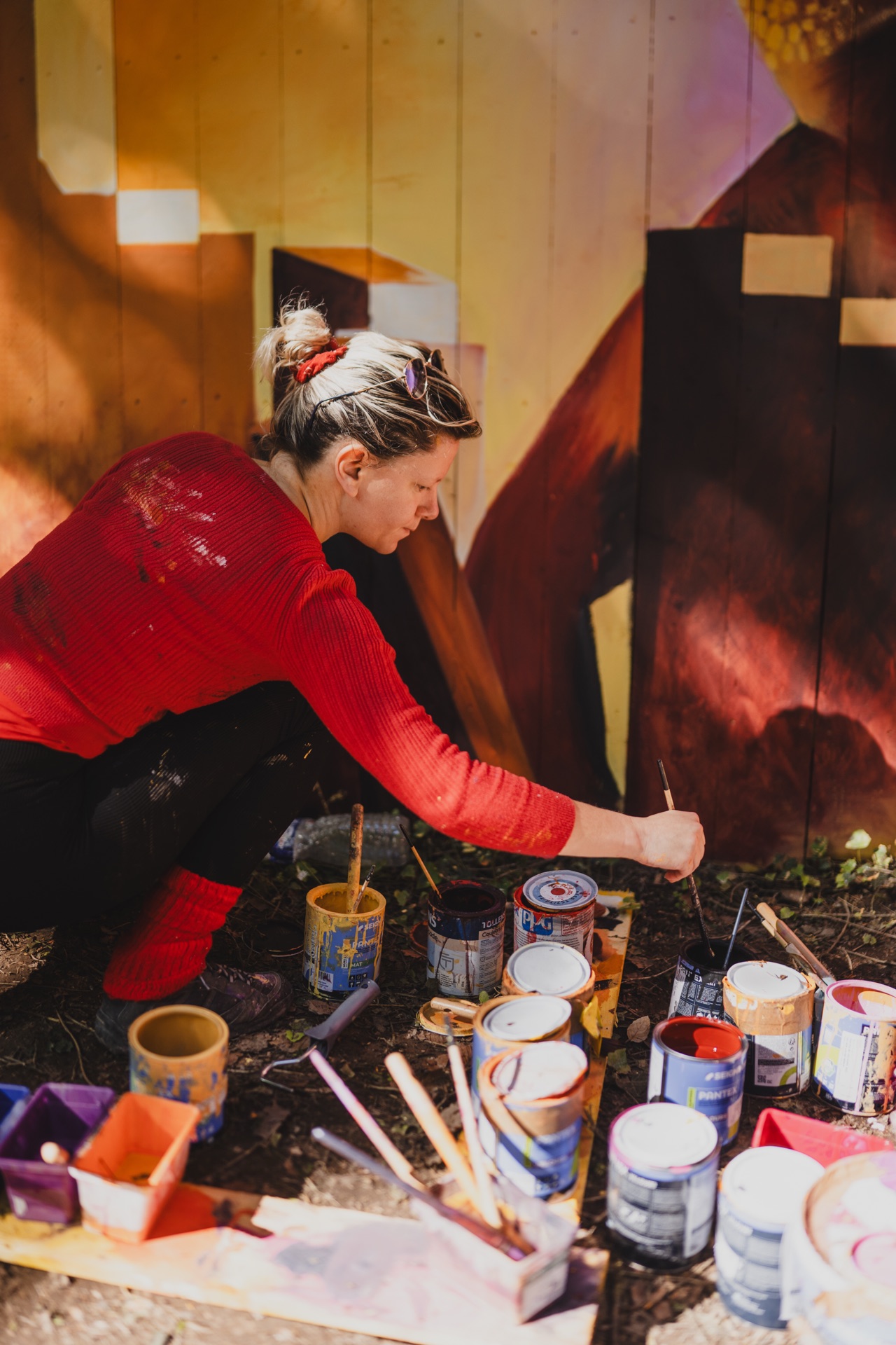 Une artiste en résidence peint au Street Art Parc