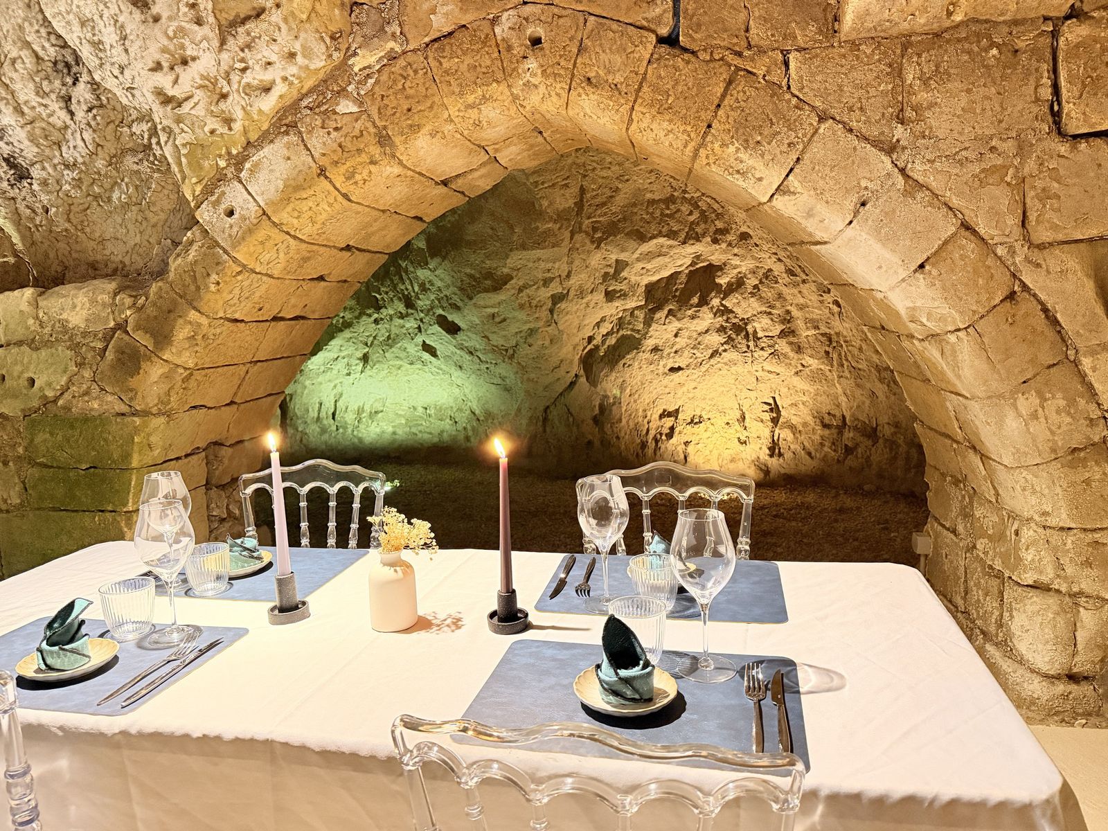 Table aux chandelles sous la voûte du Pressoir